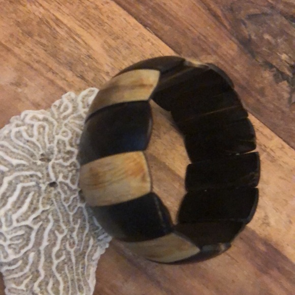 Vintage two-toned Wood Elastic Cuff. Black & natural wood stretch bracelet - Picture 3 of 5